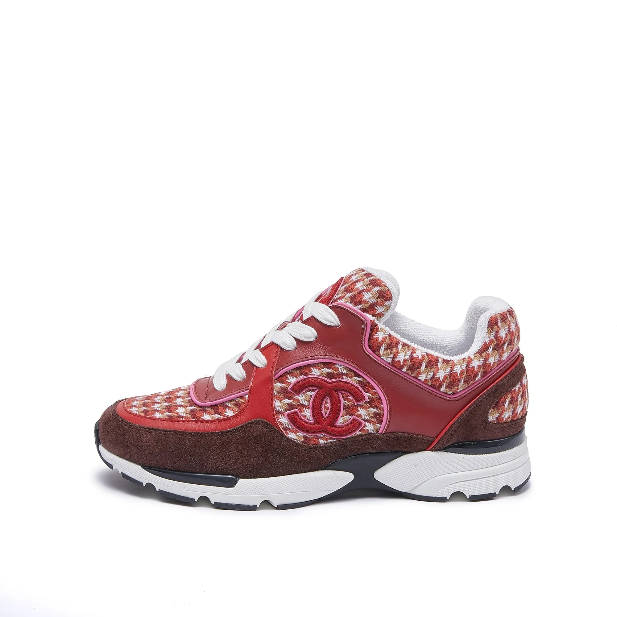 Men's shoes pP700! Chanel Chanel - 2024 counter top casual sneakers This classic design; the upper is embroidered with various techniques; the outsole is fashionable and sporty; the outsole is stylish and sporty; it incorporates a variety of color matching elements... The diversified mix and match is very good-looking and versatile, casual, fashionable, sports, and outdoor can be taken into account... ꫛꫀꪝ Go➫ Material: ❶Upper made of: original imported high silk cowhide suede + small fragrance fabric ❷Inner use: Original imported breathable sheepskin lining ❸ Outsole based on: Original TPU combination outsole Special counter boutique packaging complete set Women 35–41 Men 38-45